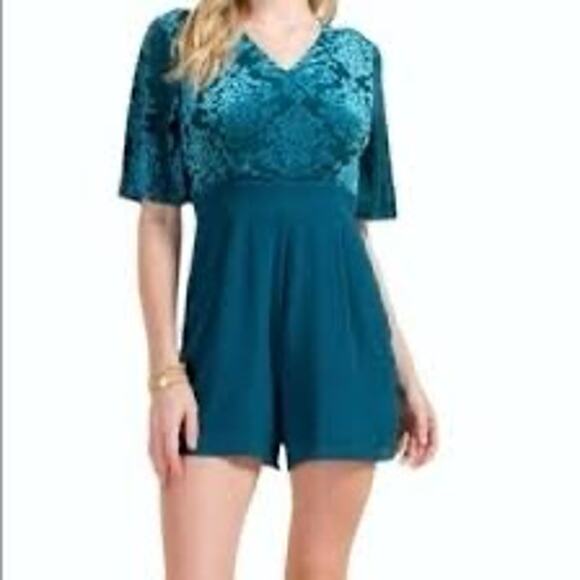 NEW! Francesca's teal flutter sleeve velvet lined romper womens size L - Picture 9 of 9